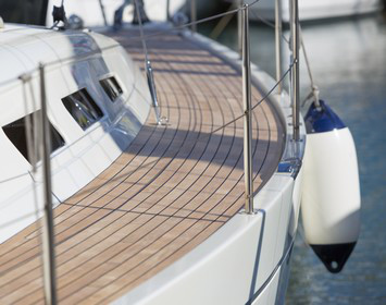 Boots-Kaskoversicherung: Deck eines Segelbootes