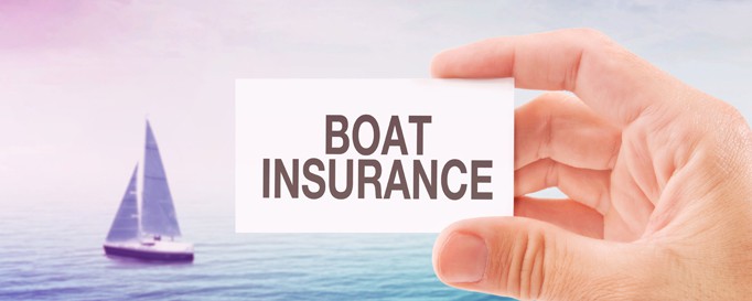 Charterversicherung: Versicherungskarte vor Segelboot