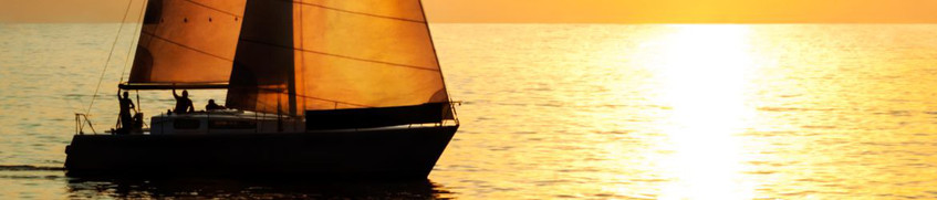 Segelboottyp Segelyacht im Sonnenuntergang