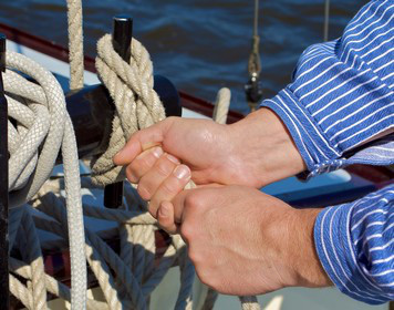SBF See praktische Prüfung: Prüfling knüpft Knoten