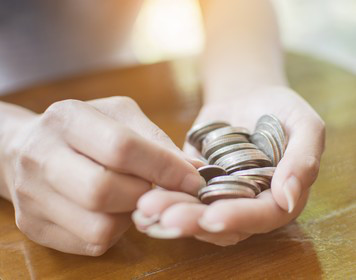 Münzen in einer Hand: Kosten Jüngstenschein