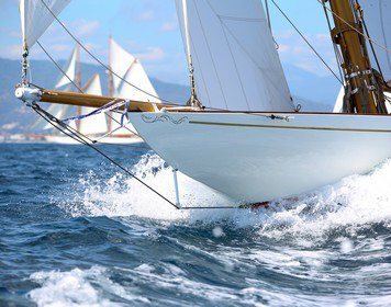 Boots-Kaskoversicherung: Segelboot auf hohen Wellen
