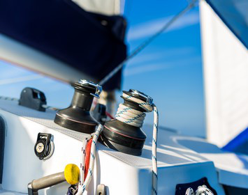 Equipment auf Segelboot: wichtig beim Segeln lernen