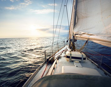Freiheit dank Sportbootführerschein: Segelboot auf hoher See
