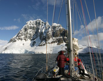 Packliste zum Segeln: Segelboot in der Arktis