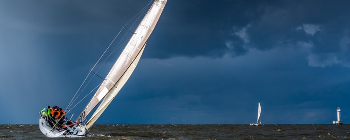 Segeln Atlantik: Segelboot vor dunklem Himmel