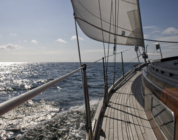 Boot segelt auf der Nordsee