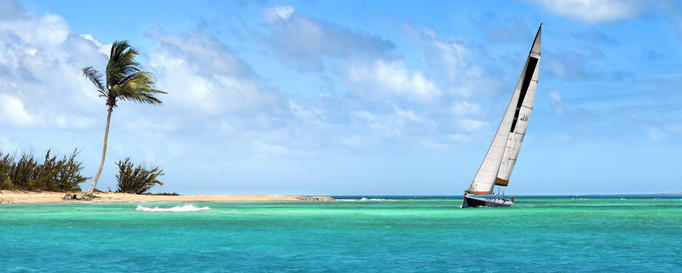 Segeln Bahamas: Segelboot an karibischer Küste