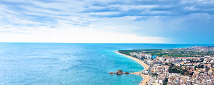Segeln Costa Brava: Horizont hinter städtischer Küste