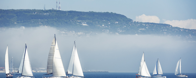 Segeln Deutschland: Segelboote im Nebel