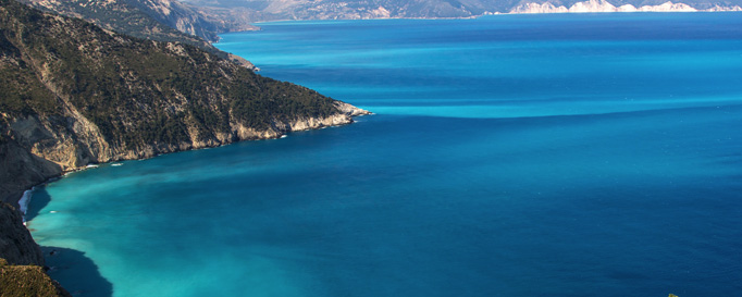 Segeln ionisches Meer: Bergküste an blauem Meer