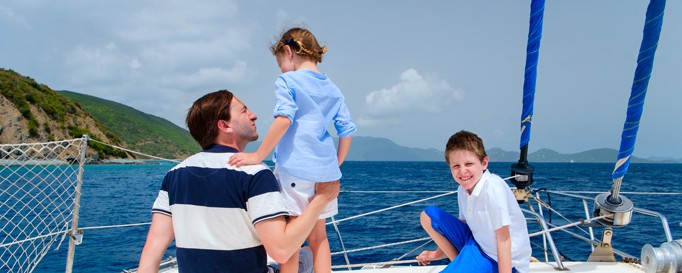 Mann auf Segelboot mit Kindern