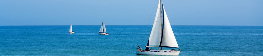 SSS: Drei Segelboote auf blauer See