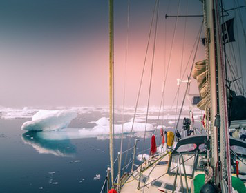 Segeln Arktis: Yacht umgeben von Eisschollen