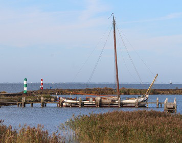 Schiff in einer Bucht der Friesischen Inseln