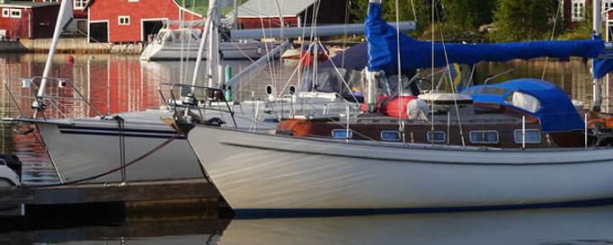 Segeln Schweden: festgemachte Segelboote