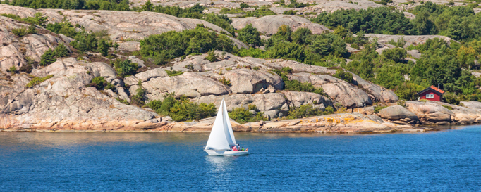 Segeln Skandinavien: Segelboot vor Felsenküste