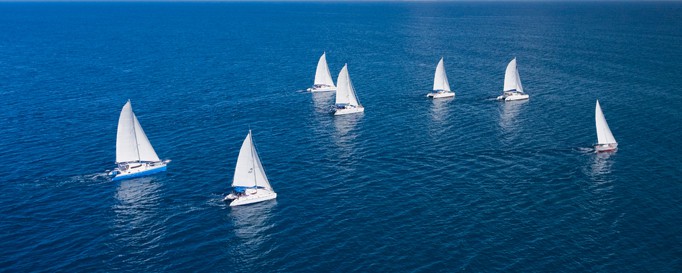SBF See: 7 weiße Segelboote auf See