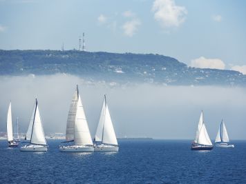 Schlechtes Segel-Wetter: Schiffe im Nebel