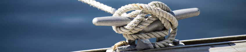 Yacht-Beschlagnahmeversicherung: Seemannsknoten am Schiff