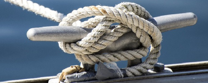 Yacht-Beschlagnahmeversicherung: Segelboot festgeknotet