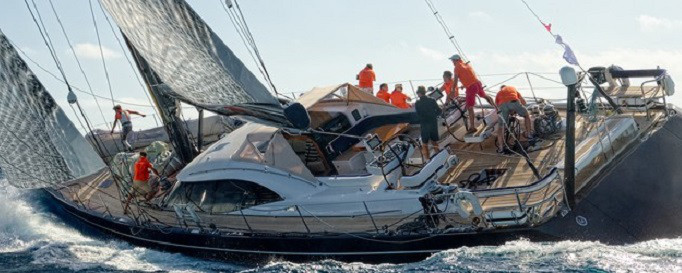 Yacht-Rechtsschutzversicherung: Segelboot auf dem Törn mit Crew