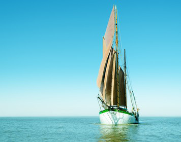 Segelboot mit Yawltakelung auf blauer See